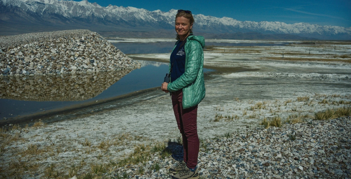 Andrea Jones surveys birds at Owens Lake. Photo: Mike Fernandez/Audubon.